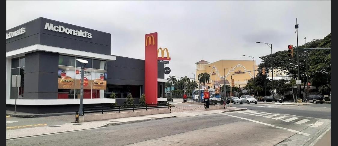 Mega Suite Junto Al San Marino Shopping Γκουαγιακίλ Εξωτερικό φωτογραφία